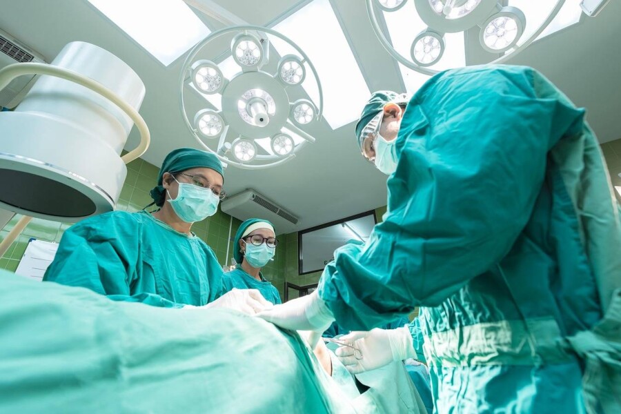 Jak pielęgnować bliznę po operacji by wspomóc jej gojenie?